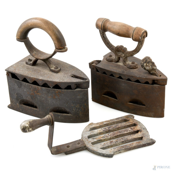 Lotto composto da due ferri da stiro a carbone e una paletta da brace in ferro e legno, XX secolo, misure massime cm 23x20x10, (segni di usura, ruggine, difetti, rotture)