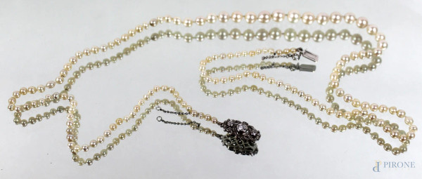 Collana di perle degrad&#232;, con chiusura in oro bianco e tre diamanti, lunghezza cm. 64