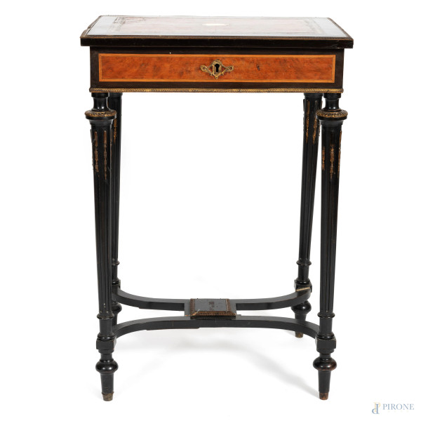Mobiletto da lavoro in legno laccato ed intarsiato in varie essenze con inserti in bronzo dorato. Piano apribile celante vano con specchio. Gambe tornite raccordate da pedana sagomata. XIX-XX secolo, cm 75,5x51x37, (segni di usura, scalfiture, difetti, ro