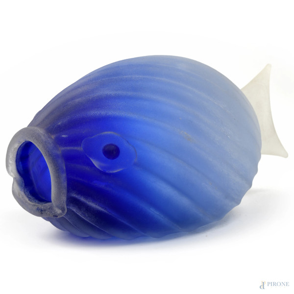 Scultura in vetro di Murano opaca nei toni del blu raffigurante un pesce, firmato a graffio Cened...