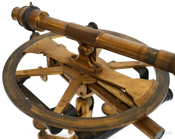 Strumento scientifico antico firmato Richer à Paris, realizzato in ottone con scala graduata inci...