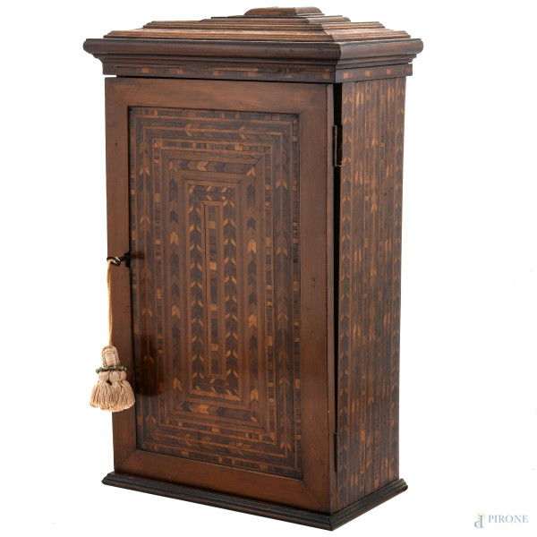 Mobiletto da parete in legno impiallacciato e intarsiato in vari essenze a singola anta, XX secolo, cm 50x30,5x17, (segni di usura, scalfiture, difetti)