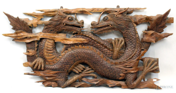 Pannello in legno intagliato raffigurante coppia di  draghi, cm 62x128, arte orientale, XX secolo.