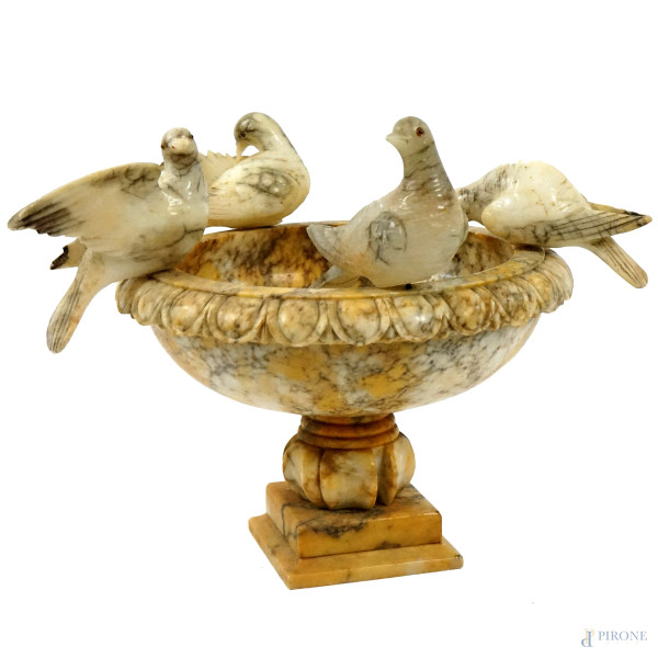 Acquasantiera in alabastro con quattro colombe, cm h 34x44, fine XIX-inizi XX secolo, (difetti e restauri).