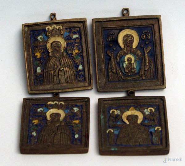 Lotto composto da quattro antiche piccole icone da viaggio in bronzo e smalto a soggetto di Santi, 5,5x4,5 cm.