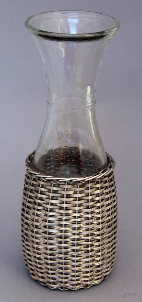Caraffa in vetro con portabottiglia in argento, altezza 19,5 cm.