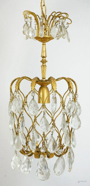 Lampadario in metallo dorato con pendenti in cristallo, XX secolo, cm h 85 circa