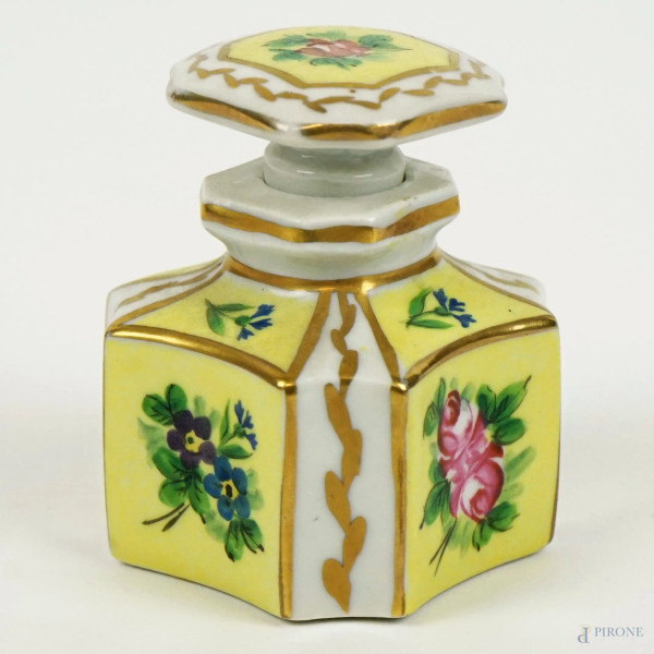 Portaprofumo in porcellana policroma con decori dipinti a mano, Francia, XX secolo, cm h 7,5