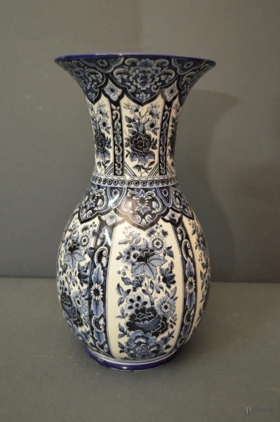 Vaso in porcellana a decoro blu di fiori,marcato,primi 900, h. 30 cm. (difetti).