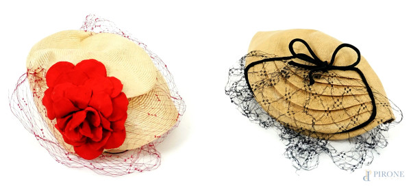 Lotto di due cappelli vintage in paglia con applicazioni rosse e nere, misure max cm 25x22, (difetti).