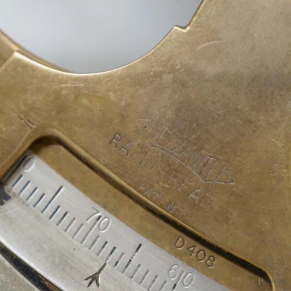 Sestante in ottone, cm 24x24, entro scatola in legno, cm 13,5x26,5x28