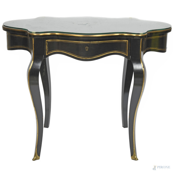 Tavolino in stile Napoleone III in legno laccato nero con rifiniture in lamina di metallo dorato, profilo mosso e piano in vetro, XX secolo, cm  77x101x60,5, (segni di usura, scalfiture, difetti)
