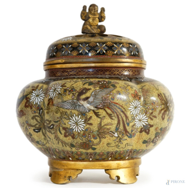 Brucia profumi a smalti cloisonné con coperchio traforato, presa a foggia di buddha seduto, corpo sagomato lavorato a foggia di fenici e motivi floreali, cm  h 13,5x10, Giappone, XX secolo.