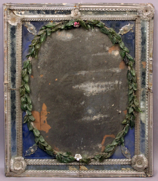 Specchiera veneziana con ghirlanda in vetro di Murano, XIX sec., cm 64 x 54, mancanze.