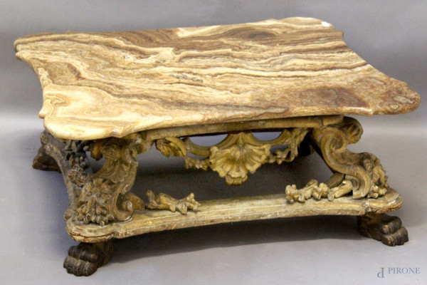 Tavolo da salotto di linea rettangolare in legno dorato a tutto intaglio floreale, piano in marmo, Roma, XVII sec., cm 40 x 75 x 90.