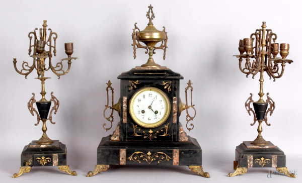 Trittico orologio e coppia  di candelieri in marmo nero  di Belgio con intarsi, altezza 50 cm, (difetti).