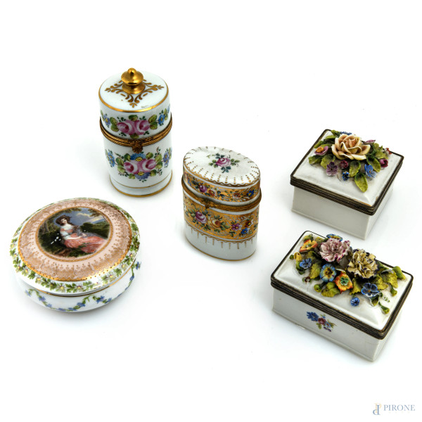 Lotto di cinque scatole in porcellana di varia manifattura e foggia, XIX-XX secolo, misure massime altezza cm 11