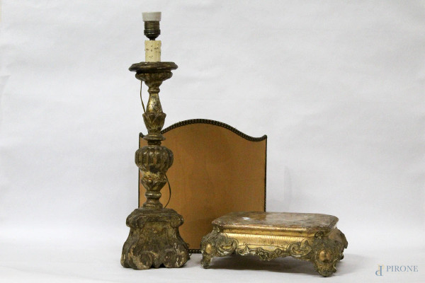 Lotto composto da una lampada ed una basetta in legno dorato, XIX sec., H massima 75 cm.