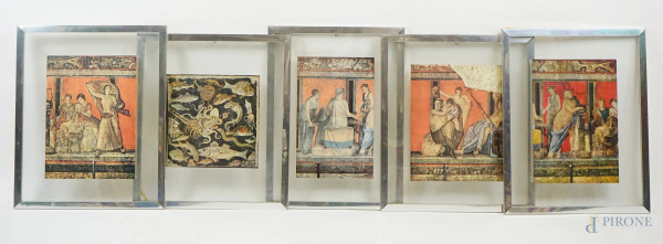 Cinque stampe fotografiche raffiguranti pitture murali e mosaici pompeiani, Fratelli Alinari S.p.a, misure max cm 34,5x22, entro cornici.