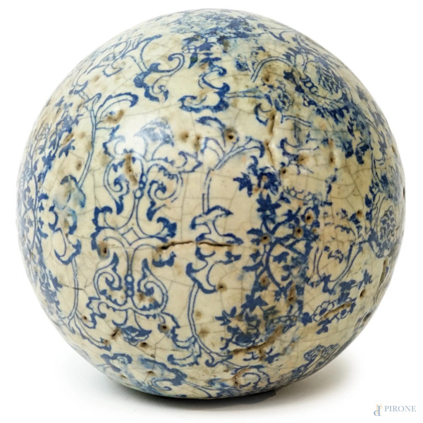 Sfera in ceramica craquelè bianca e blu con decori a ramages, cm h 18 circa