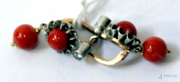 Coppia antichi orecchini in oro, argento e corallo cerasuolo con due brillantini, kt.0,1