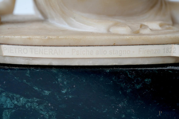 Scultura in alabastro raffigurante Venere con base in marmo, XX secolo, cm 25x20x12, (difetti all...