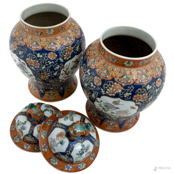 Coppia di cachepot in ceramica policroma con decori floreali a rilievo con coperchi con presa a g...
