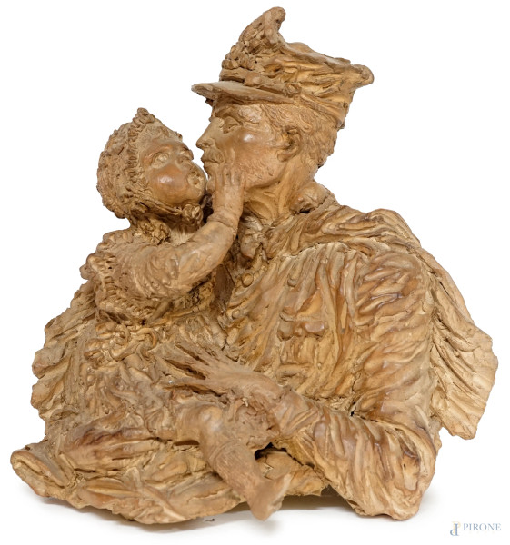 Scultore del XIX-XX secolo, Il bacio di un papà alla figlia, scultura in terracotta, altezza cm 30