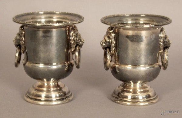 Coppia di vasetti in metallo argentato, altezza 7,5 cm, Inghilterra primi &#39;900.