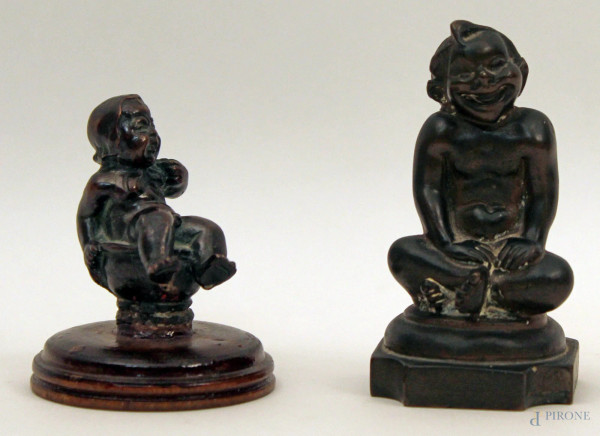 Lotto composto da due sculture in bronzo raffiguranti bambini, XIX sec, h. max 9,5 cm.