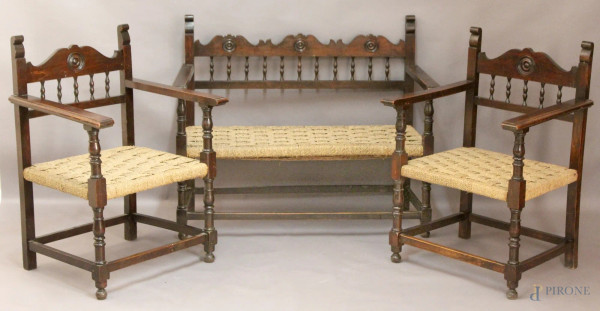 Salotto di legno tinto a noce composto da: un divanetto e due poltrone, primi &#39;900.