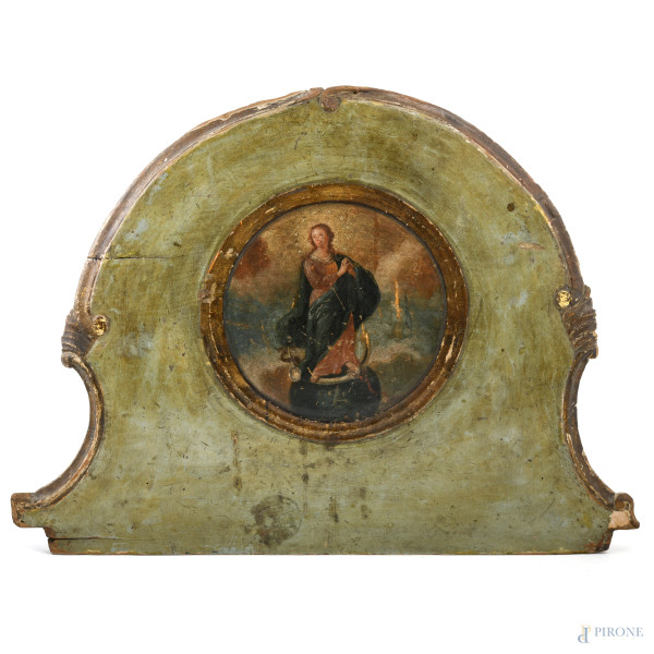 Pannello  sagomato in legno laccato e dipinto con rappresentazione dell'Immacolata concezione, XX secolo, cm 45x61, segni di usura, fessurazioni, cadute di colore, difetti)