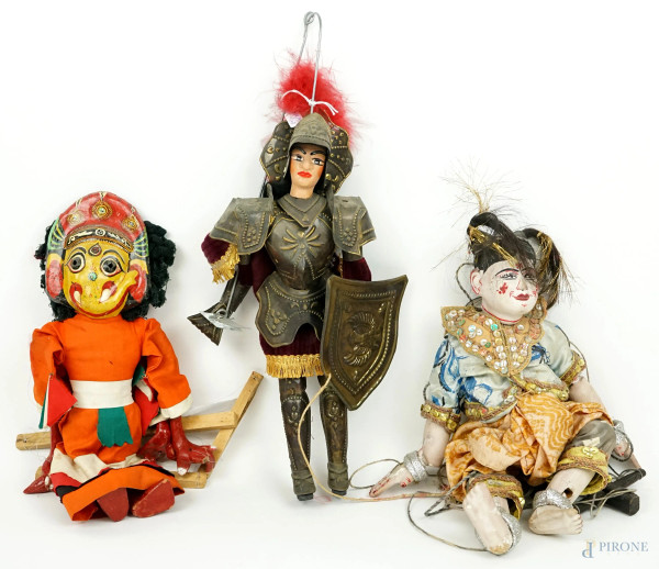 Lotto composto da un pupo siciliano e due marionette in legno intagliato e dipinto con abiti della tradizione popolare, lunghezza max cm 45, (difetti).