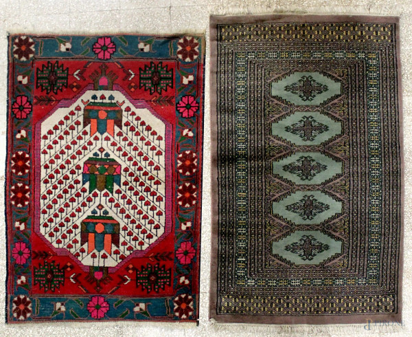 Lotto composto da due tappeti, misure max. 120x78 cm.