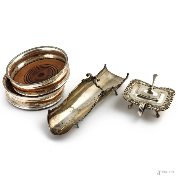 Lotto composto da portagrissini in argento 800/000, due portabottiglie e una saliera in metallo argentato, misure massime cm 9,5x25,5, peso argento gr 170