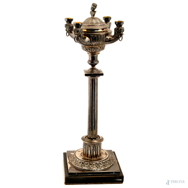 Lucerna in argento a quattro fuochi montata a lampada a foggia di colonna scanalata sormontata da urna con busto di fauno alla sommità, bracci terminanti in teste leonine, base in legno laccato nero, altezza cm 48,5, peso lordo gr. 1700, (difetti)