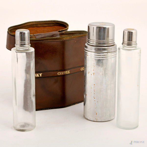 Set da viaggio per liquori in custodia in pelle, anni Settanta del XX secolo, cm 19,5x15,5x7, (segni di usura)
