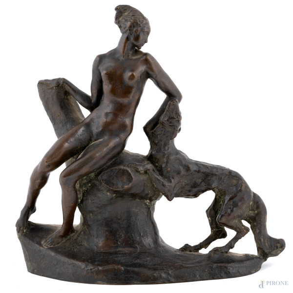 Nudo di donna con cane, XX secolo, scultura in bronzo, altezza cm 23,5, firmata in basso