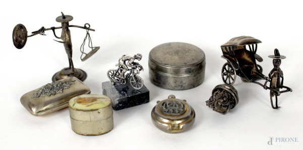 Otto piccoli oggetti in metallo argentato, forme e misure diverse.