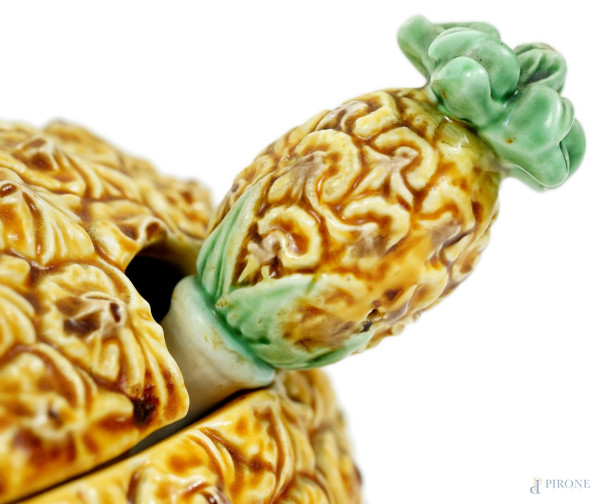 Portamacedonia a forma di ananas in maiolica policroma con mestolo, timbro della manifattura sott...