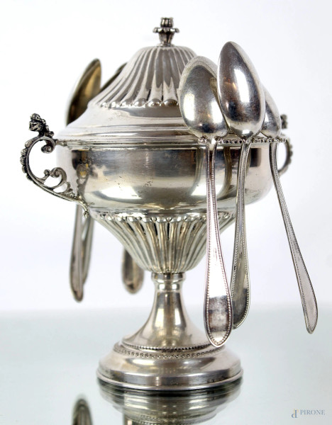 Zuccheriera in argento con sei cucchiaini, corpo baccellato, presa e manici cesellati, cm h 17, gr 208