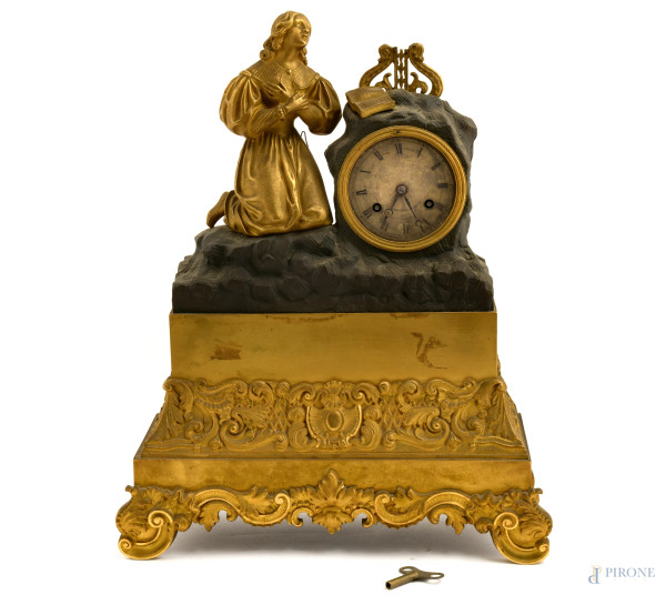 Pendola da tavolo in bronzo e bronzo dorato con elemento apicale raffigurante giovane in preghiera, cm 40x31x13, (difetti, da revisionare)