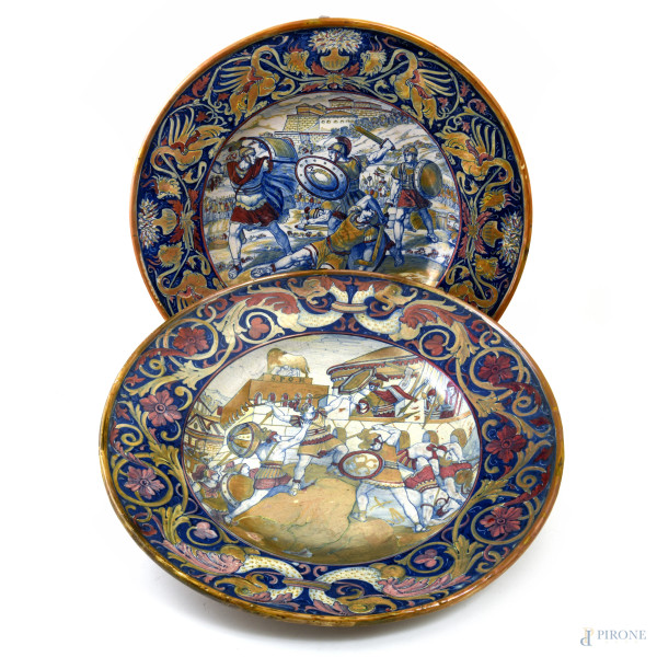 Coppia di vasi Gualdo Tadino Manifattura Santarelli in maiolica decorata in policromia con scene di battaglia al cavetto, diametro cm 49,5, (segni di usura, scalfiture, felature, difetti)
