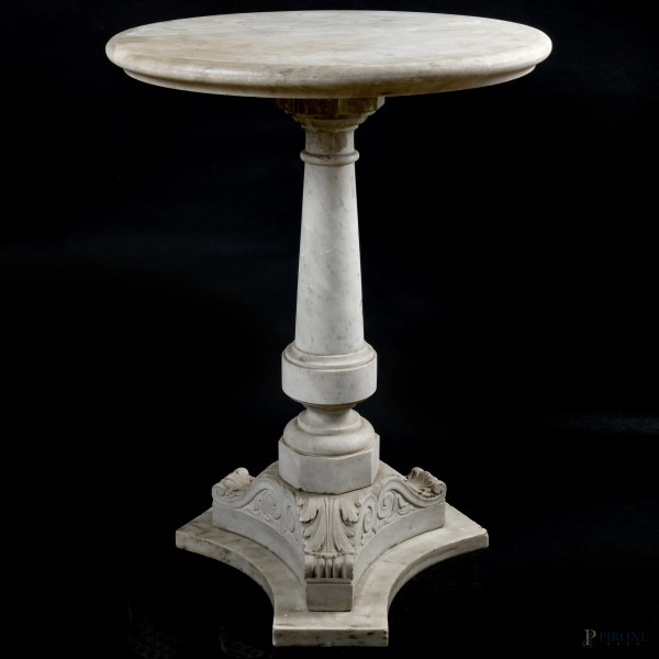 Tavolino in marmo bianco con piano circolare, colonna tornita con finale tripartito a foglie d'acanto poggiante su base sagomata, XX secolo, cm 90x67, (graffi, scalfiture)
