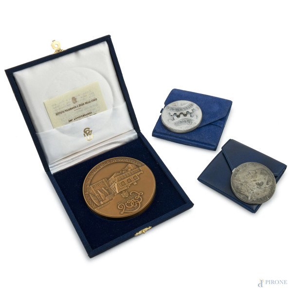 Lotto di tre medaglie in varie leghe, XX secolo, diametro massimo cm 8, (segni di usura)