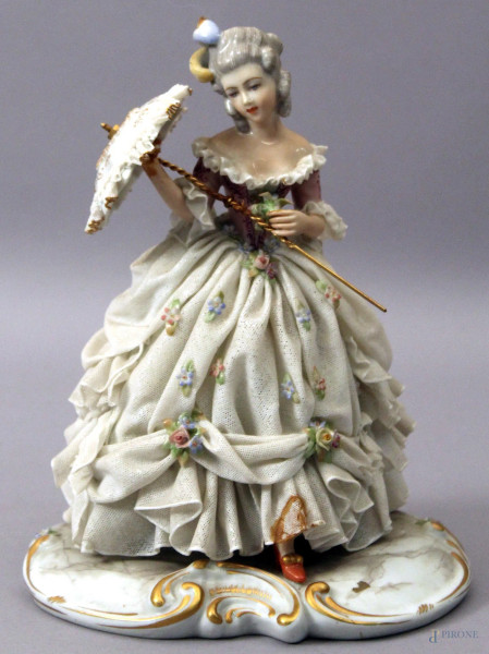 Dama con ombrellino in porcellana Capodimonte, H 22 cm, (difetti).