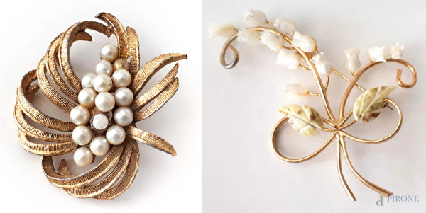 Lotto composto da una spilla vintage in metallo dorato e perle e una spilla vintage in metallo dorato e motivi floreali in pietra dura