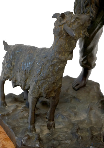 Scultura in bronzo rappresentante un pastorello, firmata V. Cinque, base in marmo, altezza cm 76