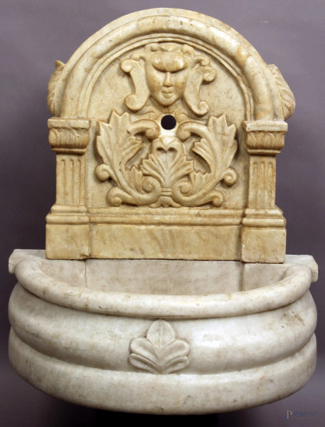 Fontana in marmo con placca frontale scolpita a tempietto, altezza max. 53 cm, XX sec.