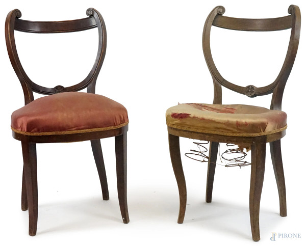 Coppia di sedie in noce, XIX secolo, cartella a giorno intagliata, sedute rivestite in raso, gambe mosse ed a sciabola, cm h 89,5, (difetti).